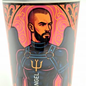 Vue avant du mug montrant un homme barbu avec des ailes noires et un harnais, sur un fond rose néon orné de volutes dorées. Le mot "ANGEL" est inscrit en vertical sur son torse.