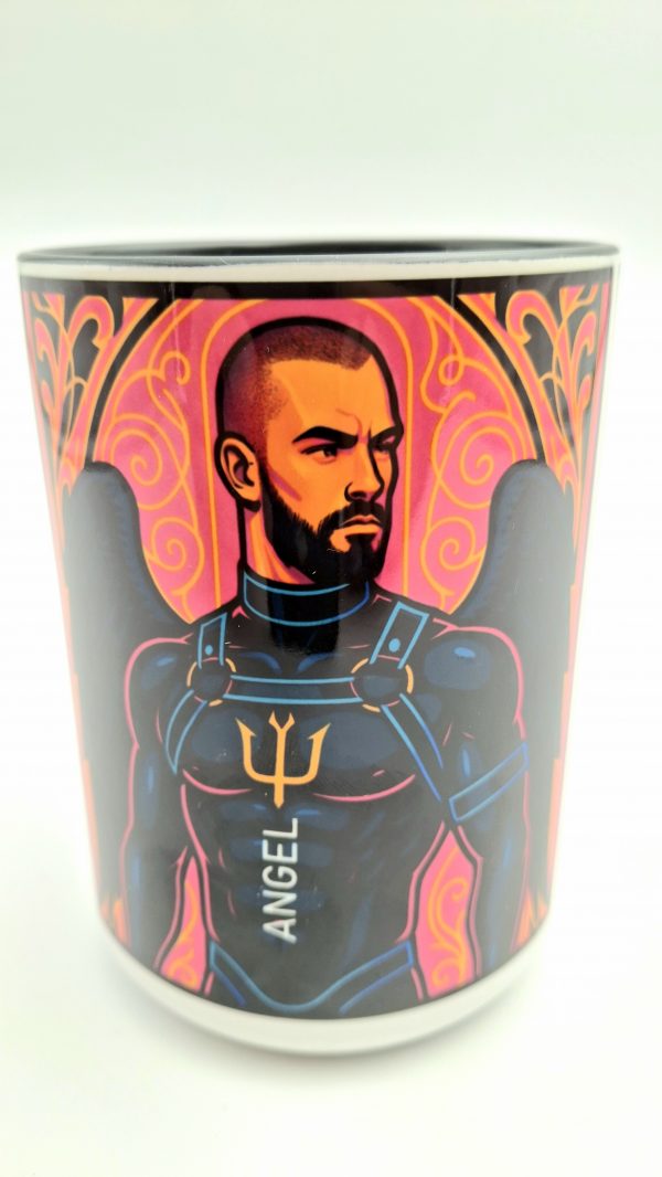Vue avant du mug montrant un homme barbu avec des ailes noires et un harnais, sur un fond rose néon orné de volutes dorées. Le mot "ANGEL" est inscrit en vertical sur son torse.