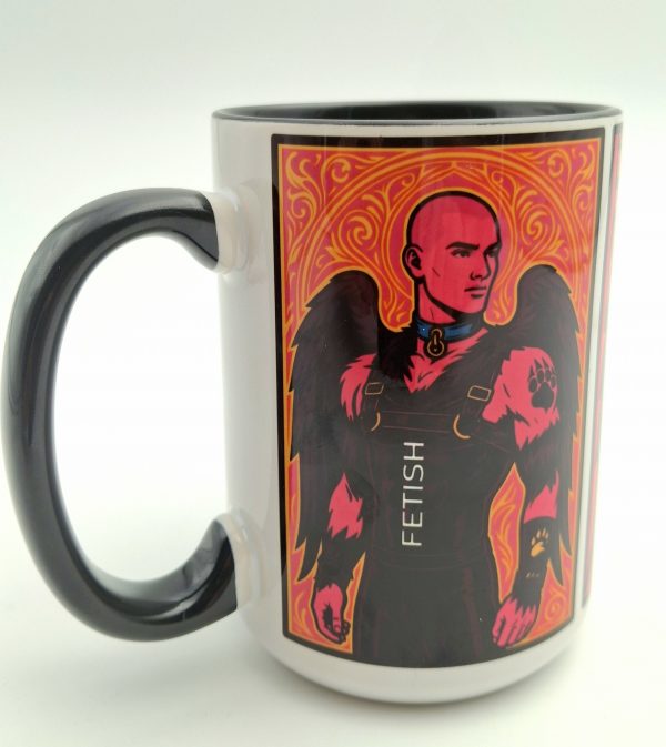 Vue du côté droit du mug avec le même personnage mi-homme mi-animal ailé, fond ornemental rose et orange.e mot "FETISH" est inscrit verticalement.