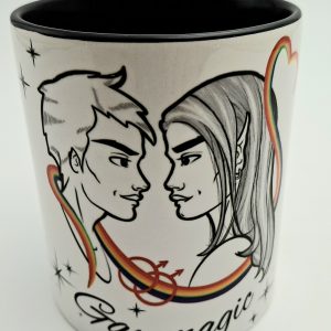 Mug HOT GAY MUG illustré de deux visages masculins stylisés, humain et elfe, reliés par un arc-en-ciel avec symboles gays et l’inscription “Gay Magic”