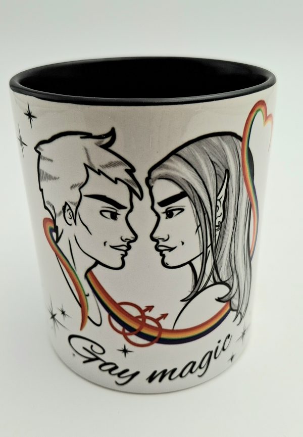 Mug HOT GAY MUG illustré de deux visages masculins stylisés, humain et elfe, reliés par un arc-en-ciel avec symboles gays et l’inscription “Gay Magic”