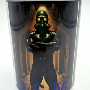 Face avant du mug BDSM representant un homme musclé en combinaison noire et masque a gaz brillante avec les lettre BDSM