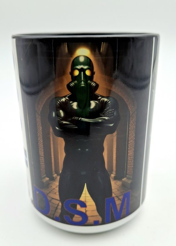 Face avant du mug BDSM representant un homme musclé en combinaison noire et masque a gaz brillante avec les lettre BDSM