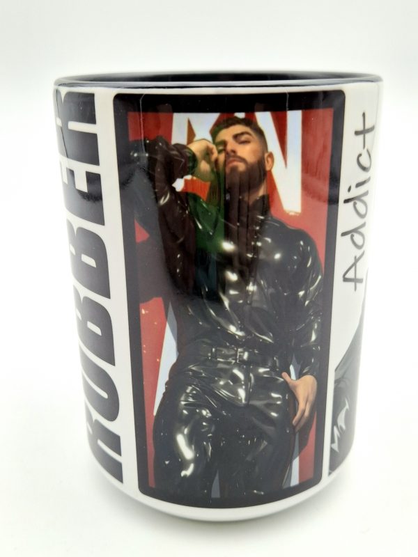 Face principale du mug illustrant un homme barbu vêtu d'une combinaison latex intégrale posé de façon provocante devant un fond rouge et blanc, le mot "addict" est visible à droite.