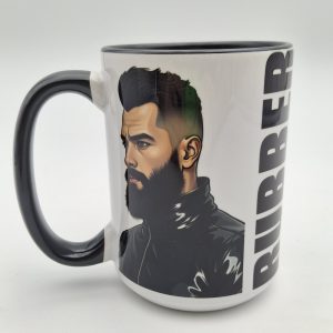 coté gauche du mug avec un homme barbu en latex, regard intense tourné vers la droite, le mot "RUBBER" apparait en grand à la verticale