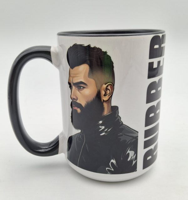 coté gauche du mug avec un homme barbu en latex, regard intense tourné vers la droite, le mot "RUBBER" apparait en grand à la verticale