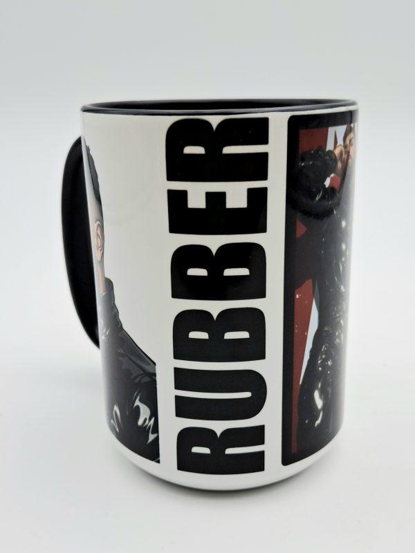 Vue centrale du mug mettant en avant l'inscription verticale "RUBBER" en letttres majuscules noires, avec un homme en latex noir.