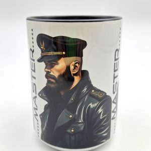 Vue centrale du mug représentant un homme barbu en uniforme de cuir noir, coiffé d'une casquette de style militaire, regard sérieux et tourné vers la gauche. le mt "MASTER..." est inscrit de chaque coté du personnage