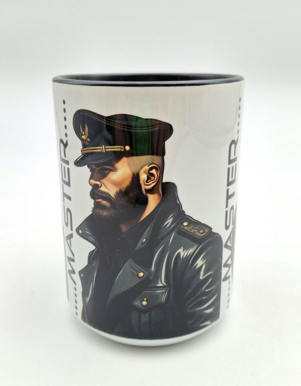 Vue centrale du mug représentant un homme barbu en uniforme de cuir noir, coiffé d'une casquette de style militaire, regard sérieux et tourné vers la gauche. le mt "MASTER..." est inscrit de chaque coté du personnage