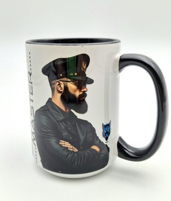 Coté droit du mug master, bras croisés