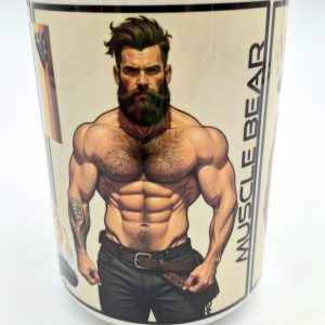 Gros plan du mug MUSCLE BEAR montrant un homme barbu musclé, torse nu, tenant sa ceinture.