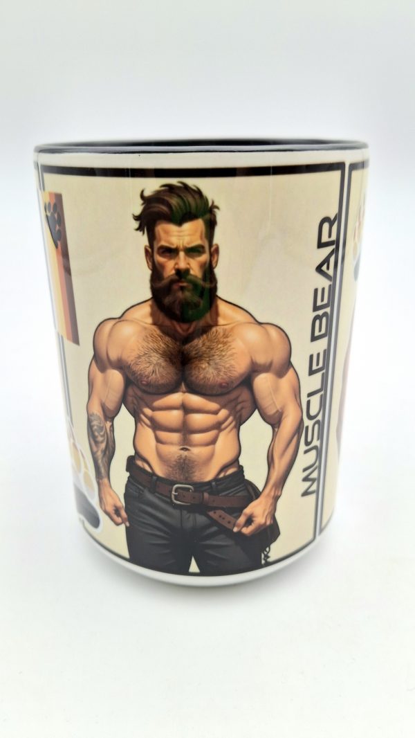 Gros plan du mug MUSCLE BEAR montrant un homme barbu musclé, torse nu, tenant sa ceinture.
