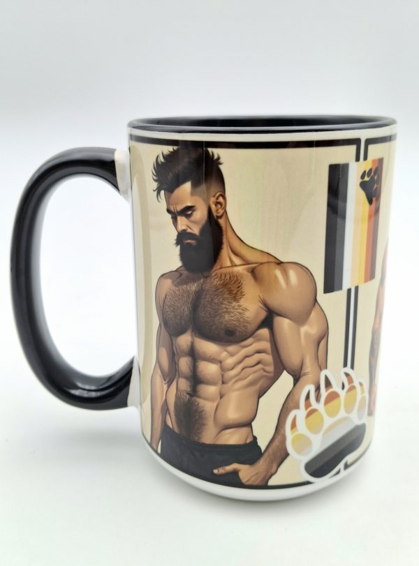 Coté gauche du mug MUSCLE BEAR avec un homme musclé barbu regardant vers le bas, drapeau de la communauté bear, empreinte de patte d'ours