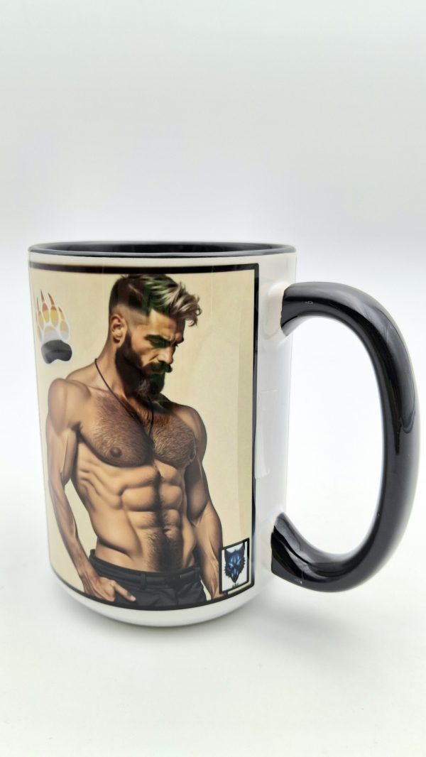 Vue latérale droite du mug MUSCLE BEAR montrant un homme torse nu et barbu, les mains dans les poches, avec patte d'ours