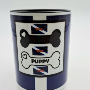 Vue avant du mug PUPPY PLAY avec deux os et le drapeau de la communauté pup