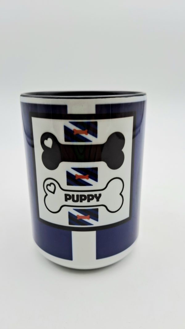 Vue avant du mug PUPPY PLAY avec deux os et le drapeau de la communauté pup