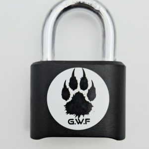 Un cadenas à code noir mat, orné de la patte de loup G.W.F. À la fois fonctionnel et symbolique, il s’associe à tes accessoires pour affirmer ton style et ton appartenance à la meute.