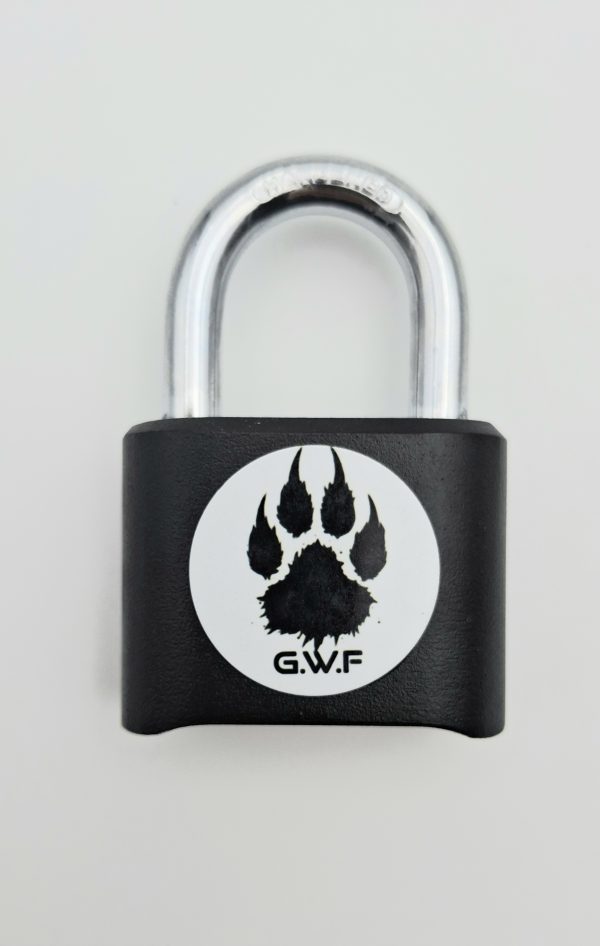 Un cadenas à code noir mat, orné de la patte de loup G.W.F. À la fois fonctionnel et symbolique, il s’associe à tes accessoires pour affirmer ton style et ton appartenance à la meute.