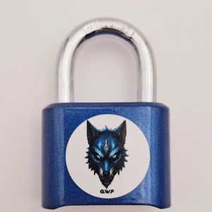 Vue de face du cadenas, mettant en avant le logo de la tête de loup G.W.F. Finition métallisée bleue, anse brillante, présence sobre mais imposante.
