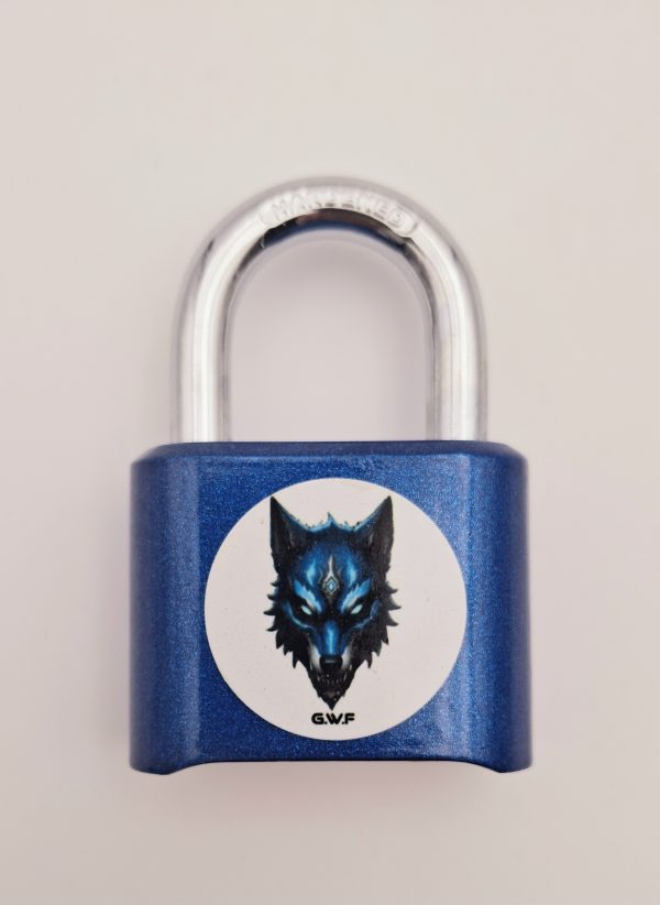 Vue de face du cadenas, mettant en avant le logo de la tête de loup G.W.F. Finition métallisée bleue, anse brillante, présence sobre mais imposante.