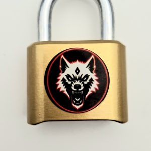 Cadenas G.W.F à code doré avec tête de loup blanche et noire cerclée de rouge sur fond noir