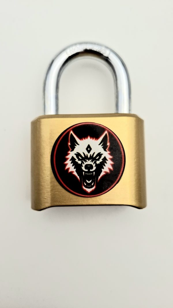 Cadenas G.W.F à code doré avec tête de loup blanche et noire cerclée de rouge sur fond noir