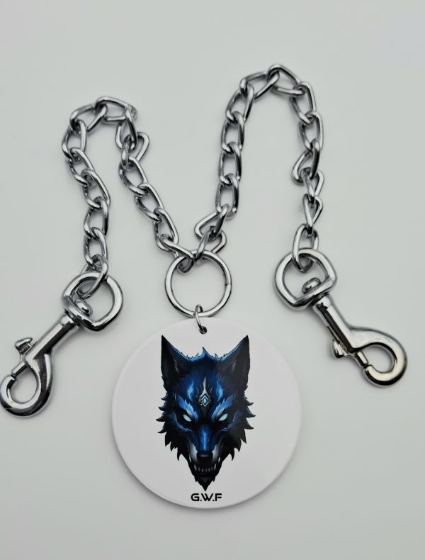 Collier à grosse chaîne et médaillon rond en céramique blanche, décoré d’une tête de loup stylisée bleue et logo G.W.F