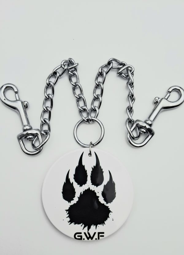 Collier à grosse chaîne métallique avec médaillon rond en céramique, motif patte de loup noire et logo G.W.F