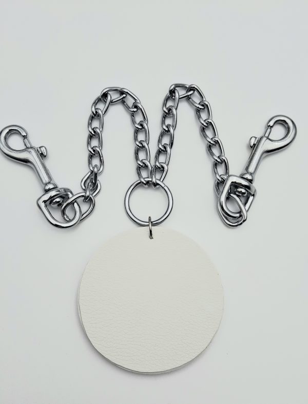 Dos du médaillon en céramique blanche du collier G.W.F, chaîne en acier posée à plat.