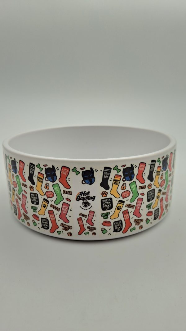 arrière de la gamelle décorée avec une répétition de chaussettes colorés, phrases fétichistes, têtes de puppy et petits accessoires, sur fond blanc, avec le logo Hot Gay Mug au centre.