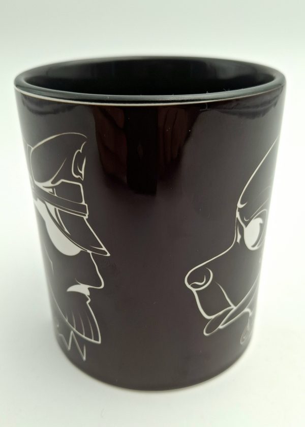 Mug noir en céramique montrant un profil stylisé de maître fétiche en casquette face à un pup masqué.