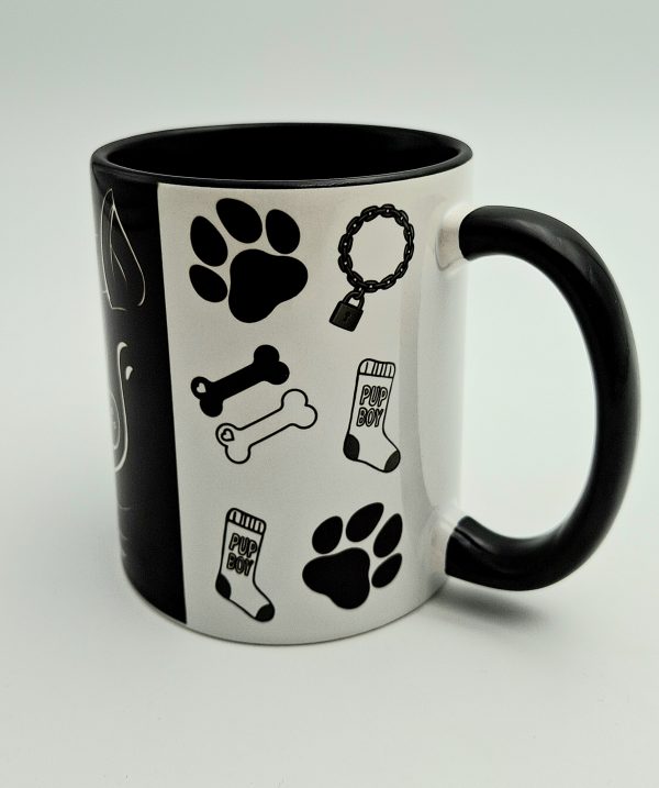 Côté Pup du mug illustré avec empreintes de pattes, chaussettes Pup Boy, os et collier à cadenas.