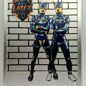 Tableau en aluminium représentant deux mecs en tenue latex puppy, devant un mur tagué “LICK MY LATEX” avec tête de loup stylisée.