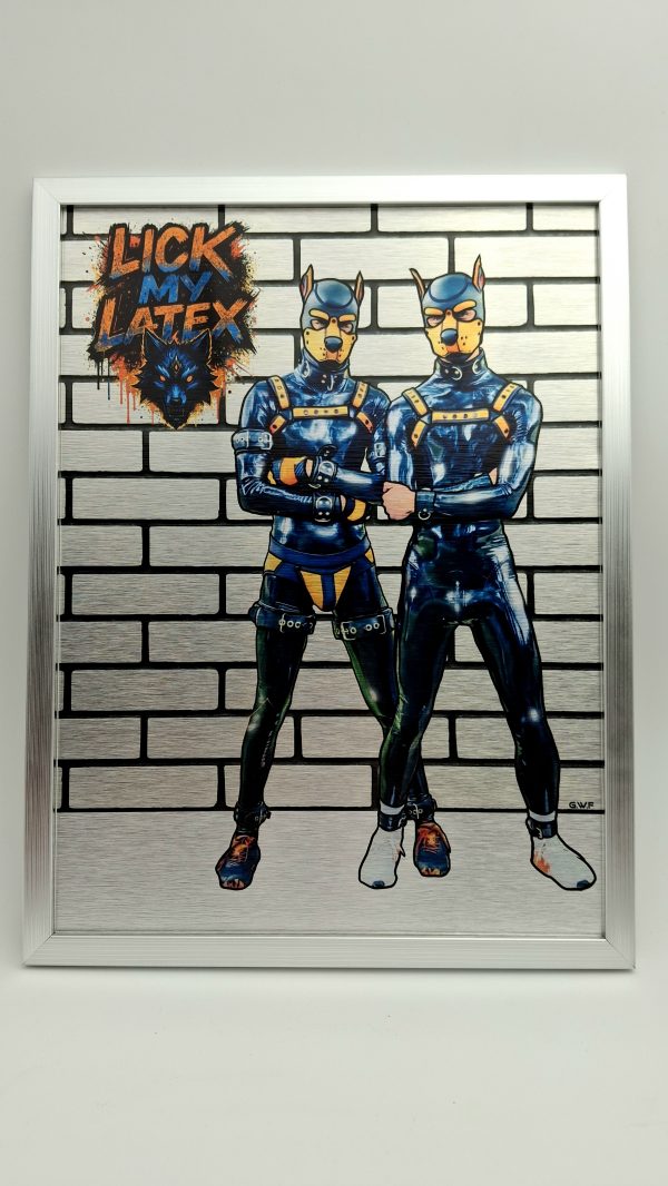 Tableau en aluminium représentant deux mecs en tenue latex puppy, devant un mur tagué “LICK MY LATEX” avec tête de loup stylisée.