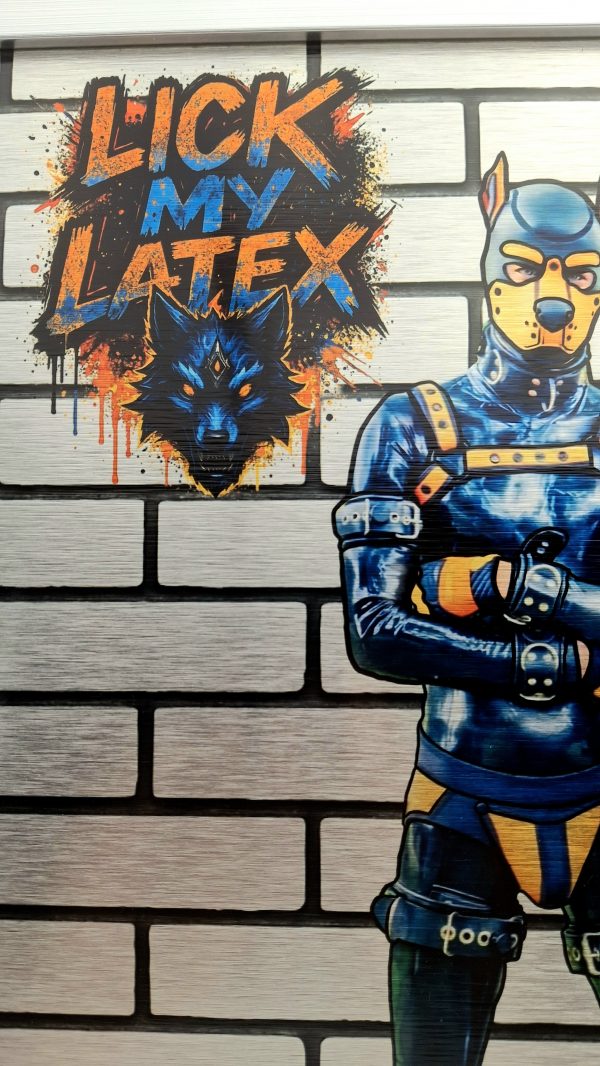 Détail du graffiti “LICK MY LATEX” en orange, bleu et noir, avec une tête de loup au centre, sur fond de mur brossé métallique.