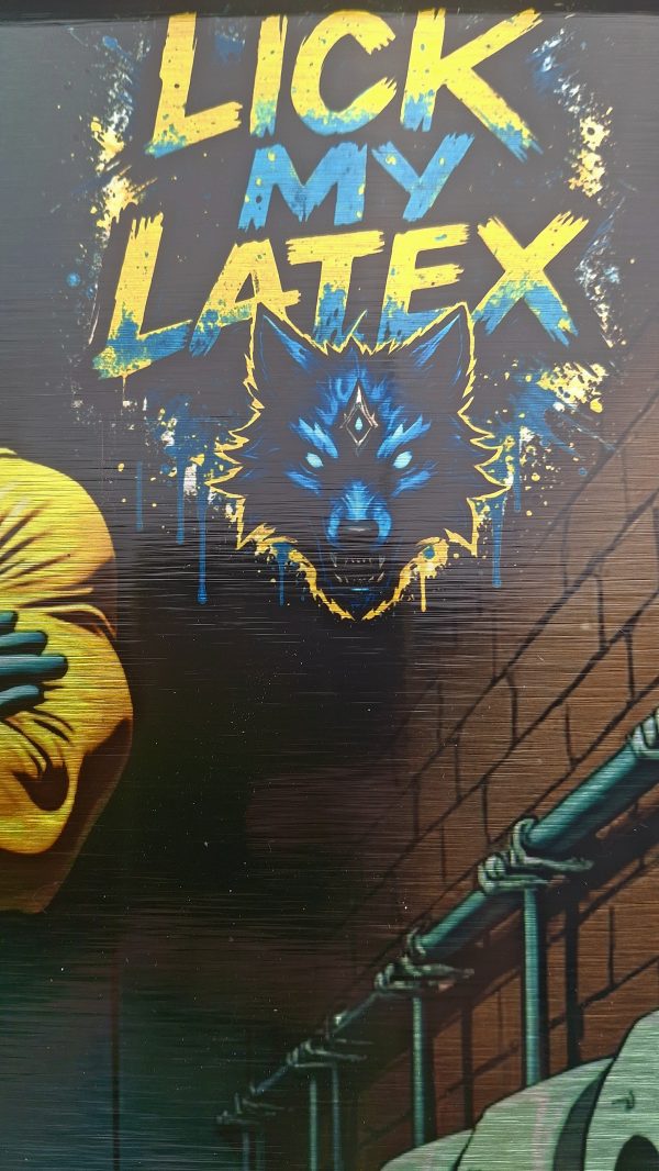 Slogan graffiti LICK MY LATEX avec tête de loup bleue sur fond de mur en briques.