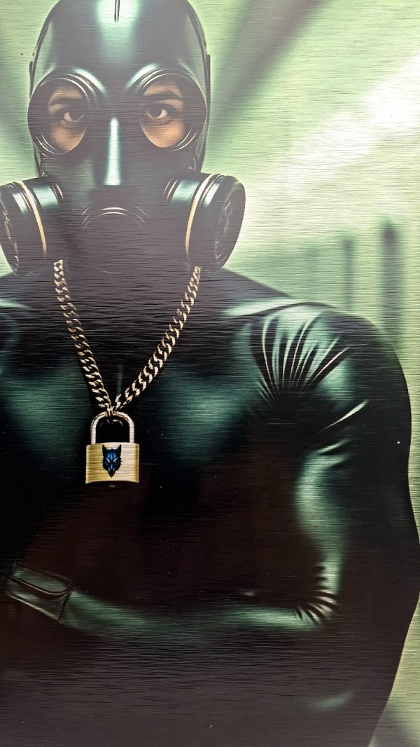 Homme en combinaison latex noire et masque à gaz avec cadenas GWF – gros plan.