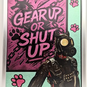 ableau 30x40 cm fétichiste – fond rose et vert avec masque dog et texte "Gear up or shut up" – style pop & trash.