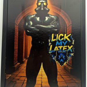 Tableau 30x40 cm fetish – dominant musclé en latex et masque à gaz – texte "Lick My Latex" – ambiance donjon