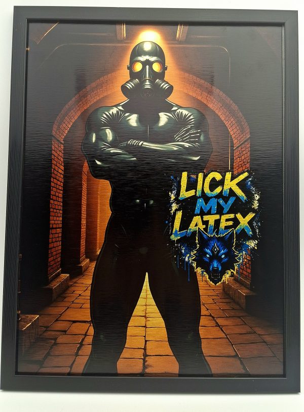 Tableau 30x40 cm fetish – dominant musclé en latex et masque à gaz – texte "Lick My Latex" – ambiance donjon
