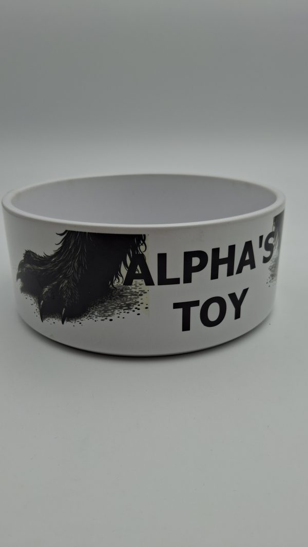 Gamelle fetish Alpha’s Toy en céramique – Gay Wolf France. Parfaite pour le pup play, l’univers master/slave et les jeux fetish. Design exclusif avec tête de loup et empreintes. Fabrication artisanale.
