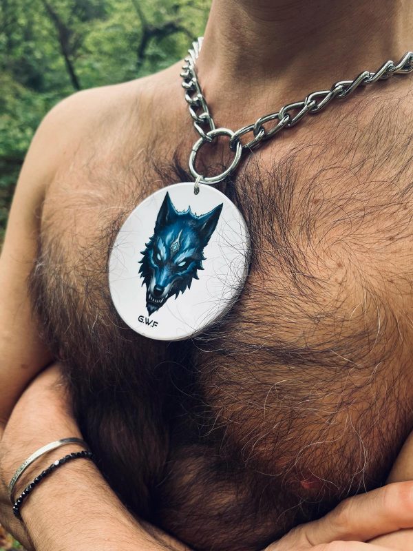 Gros plan sur le collier G.W.F porté, vue latérale sur le torse avec médaillon tête de loup bleue.