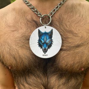 Médaillon en céramique blanche G.W.F représentant une tête de loup bleue, porté sur torse poilu en forêt.