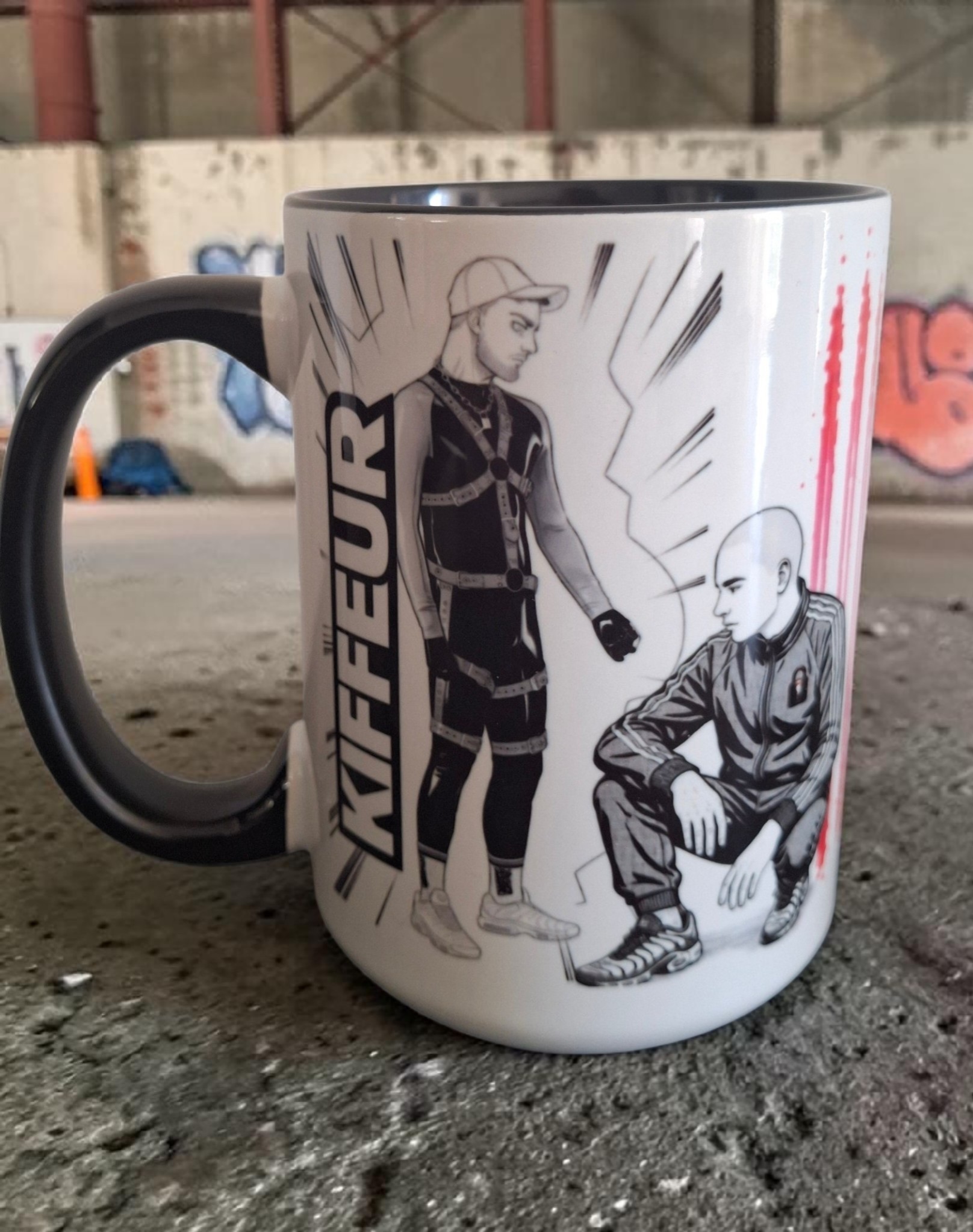 Mug Kiffeur montrant une scène streetwear fetish avec un personnage dominant debout en tenue fetish et un second personnage accroupi portant un survêtement et des sneakers
