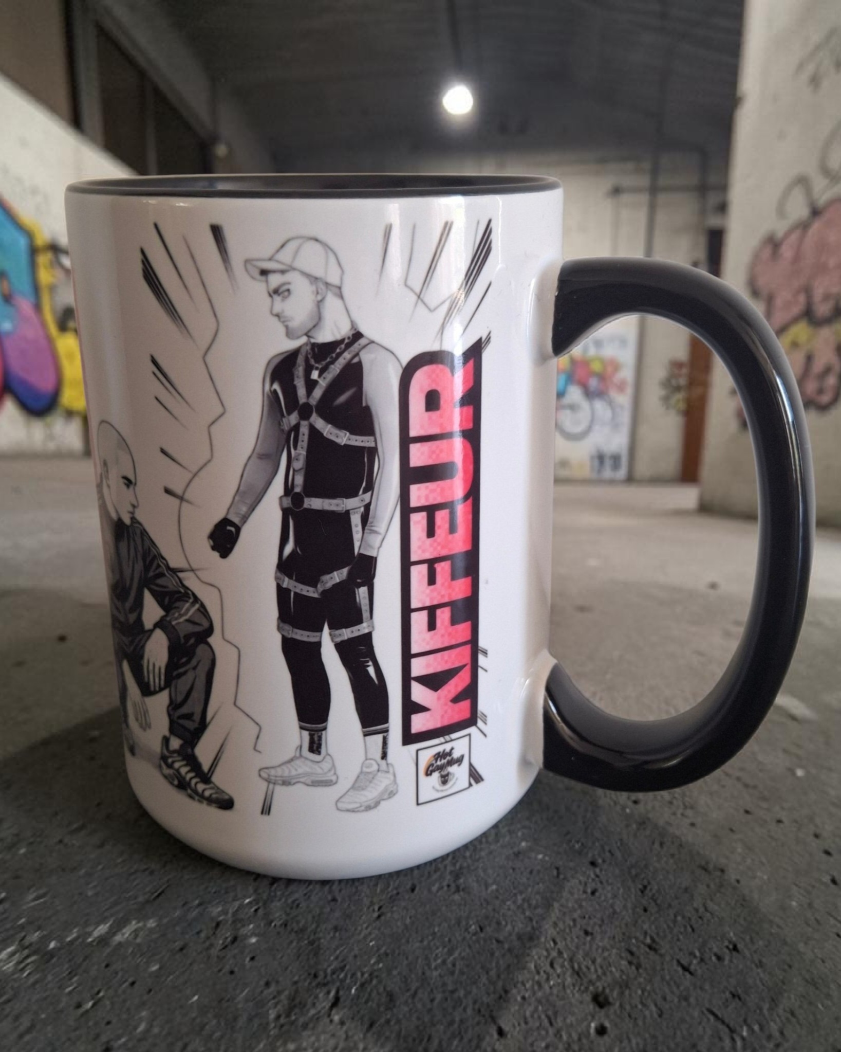 Vue latérale du Mug Kiffeur avec illustration streetwear fetish, personnage en tenue fetish noire et logo Kiffeur rose sur fond blanc.