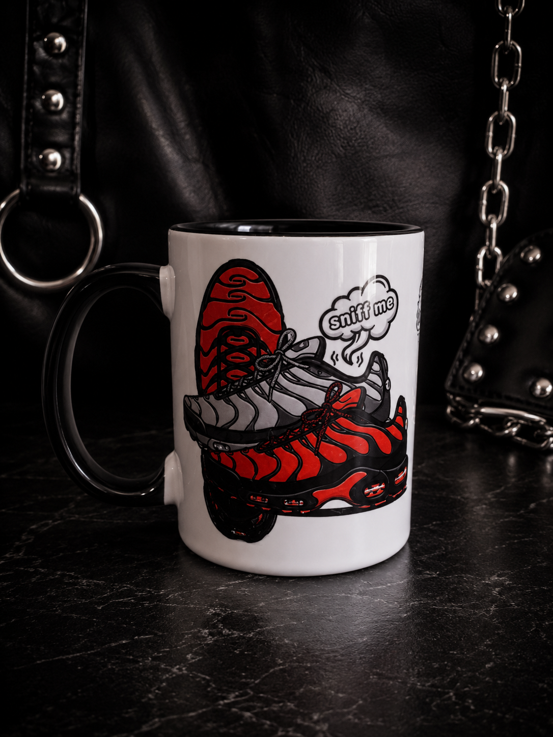 vue laterale opposée du mug sniff me inspiré de la culture fétish et sneaker