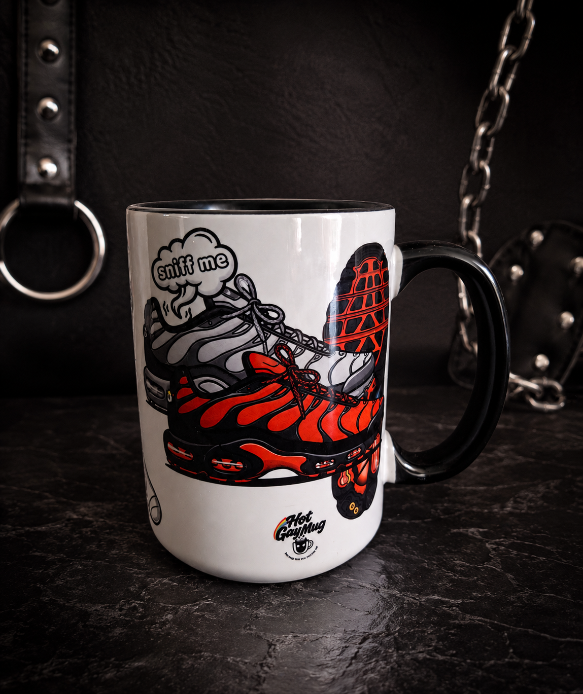 Vue latérake du mug Sniff me montrant une paire de baskets rouges et noires accompagnée d'un nuage "Sniff me"