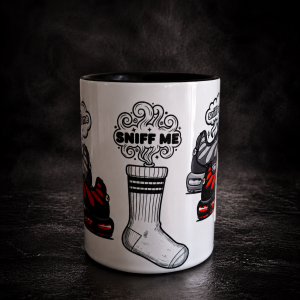 Mug Sniff me 450 ml avec illustration d'une chaussette et le logo Sniff me.Inspié de l(univers sneaker fétish avec basket rouge et noires sur fond blanc.