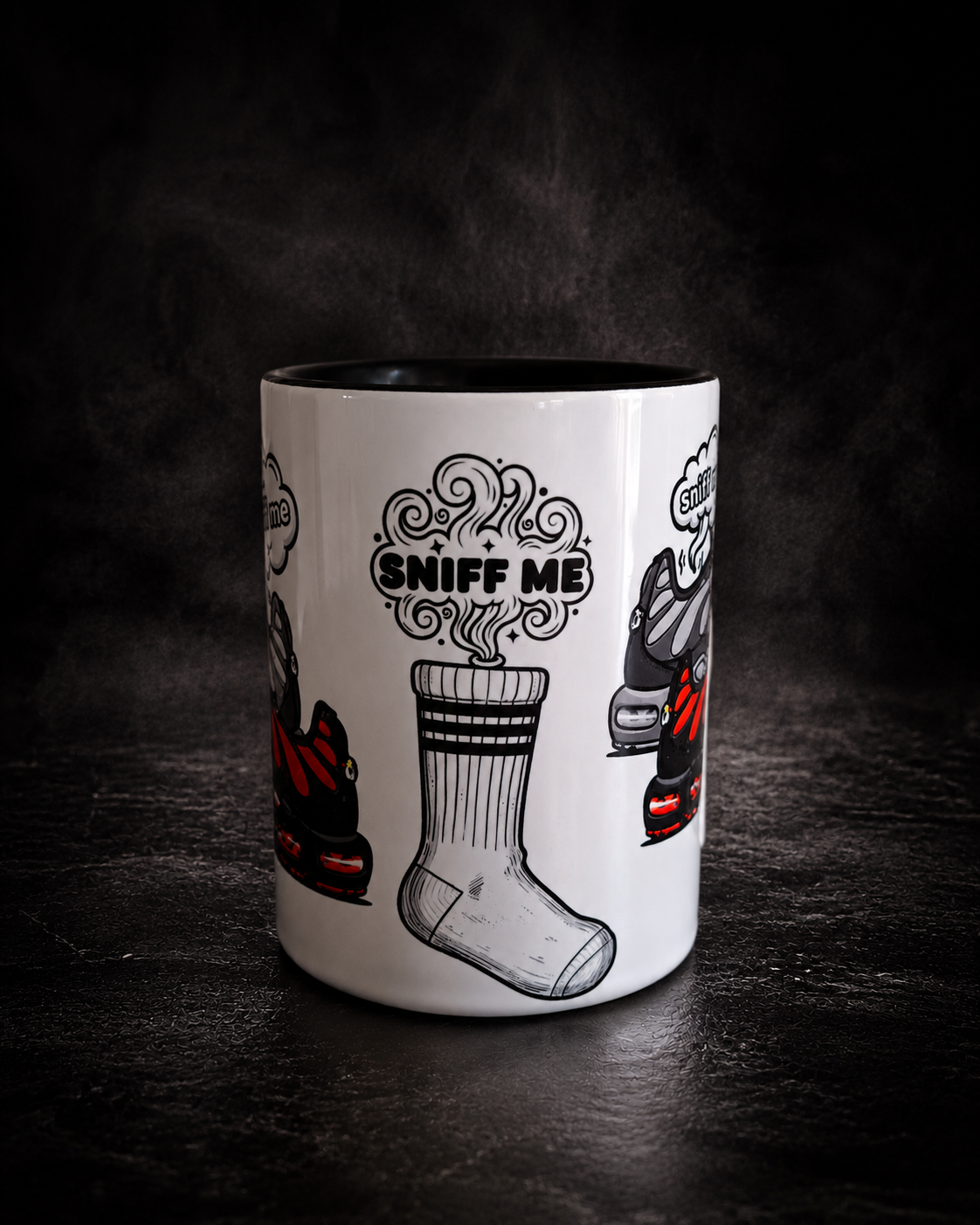Mug Sniff me 450 ml avec illustration d'une chaussette et le logo Sniff me.Inspié de l(univers sneaker fétish avec basket rouge et noires sur fond blanc.